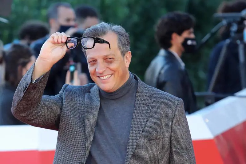 "A chi dà conto?", "Complottista". Muccino contro Conte scatena la polemica