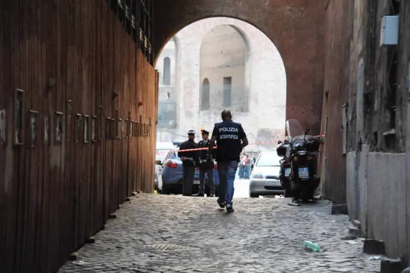 "Era uno di colore... aveva il coltello". Così è stata stuprata la cuoca in mensa