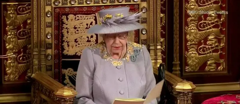 La Regina riappare in pubblico. Scompare il trono di Filippo