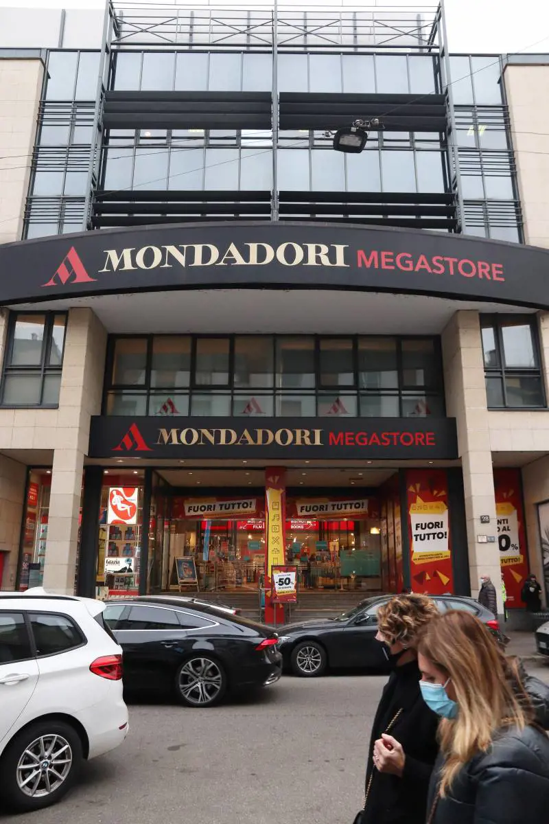 Mondadori torna all'utile. E punta allo shopping