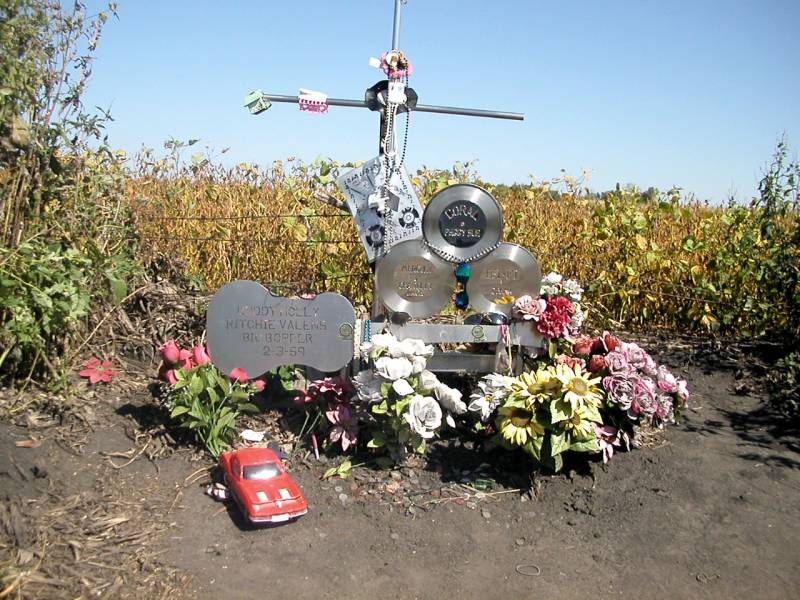 Monumento in memoria di Holly, Valens e The Big Bopper sul luogo dell'incidente