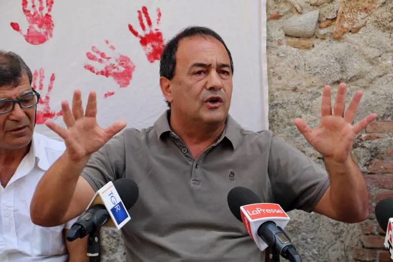 Delusi gli irriducibili dell'accoglienza. E l'ex sindaco Lucano invoca la giustizia divina