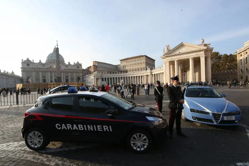 Movida sempre più violenta: sassi e bottiglie contro gli agenti