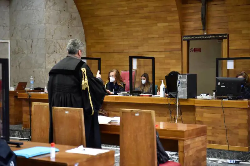 Il giudice inflessibile, la pm caparbia e l'avvocato gentleman: e al verdetto è abbraccio tra accusa e difesa