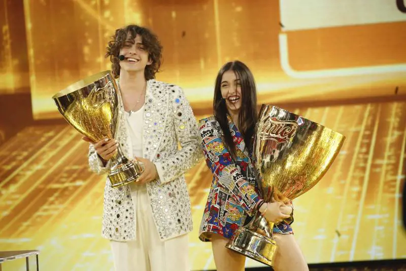 La sfida tra i due fidanzati-rivali. Poi Giulia vince la finale di Amici