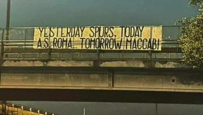 "Poi al Maccabi...": perché questo striscione fa discutere