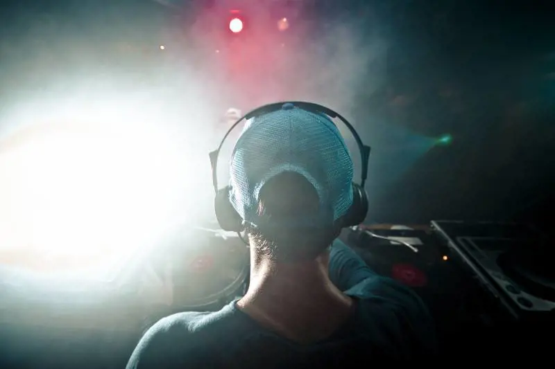 Il governo prende tempo, l'ira delle discoteche. "Si balla ovunque, ma non nei locali. Riaprite"