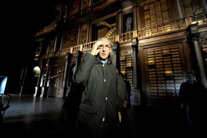 Sms con un verso di Battiato alla moglie: lei chiama il 112