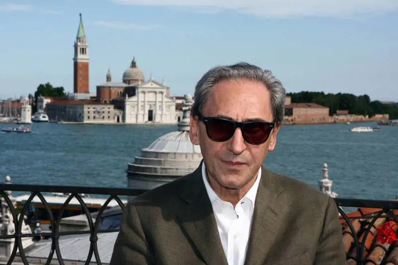 Dall'Alighieri a Battiato, la poesia è arte immateriale