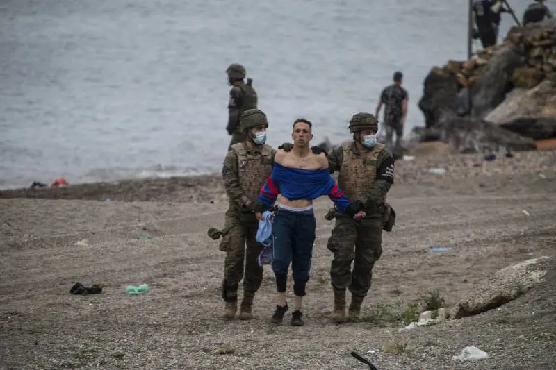 Caos migranti, governo in allerta. "65mila arrivi". In 414 su Sea Eye