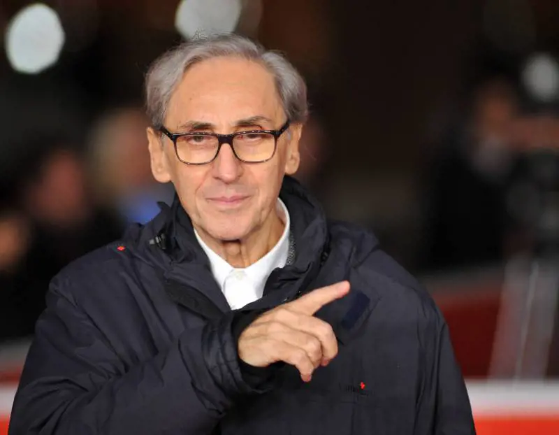 Autoironia, risate e telefonate sui Vangeli. L'uomo dietro l'artista