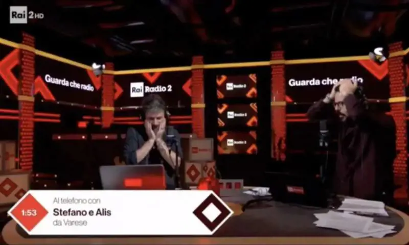 La telefonata, poi il gelo in diretta: "Mi piace la collega..."