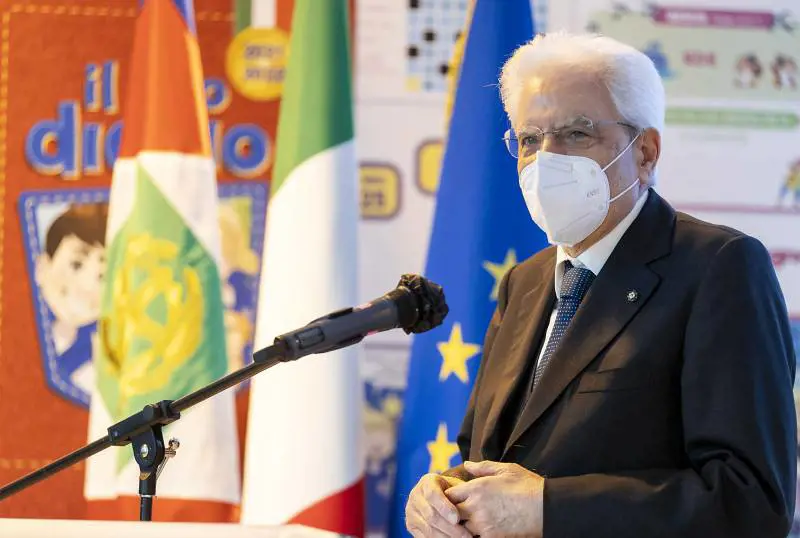 Mattarella: "Vaccino è dovere morale-civico. Scuola regolare sia priorità assoluta""
