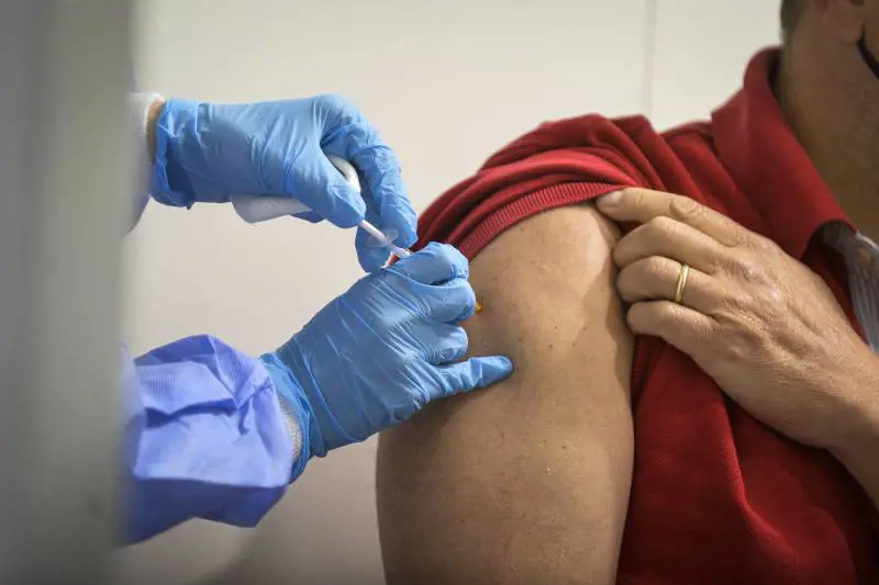 Il paradosso delle vaccinazioni degli studenti. Dieci già obbligatorie ma dubbi sull'anti Covid