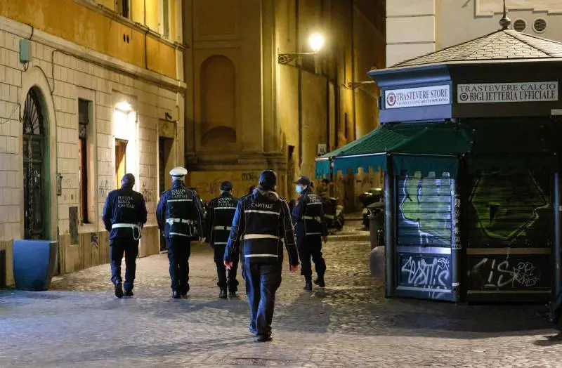 "Una bestia, mi ha accoltellato per nulla", il sangue per le strade di Roma