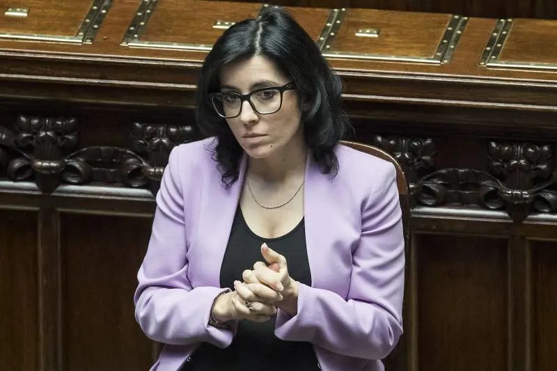 La Dadone "affida" i #vaccini agli influencer