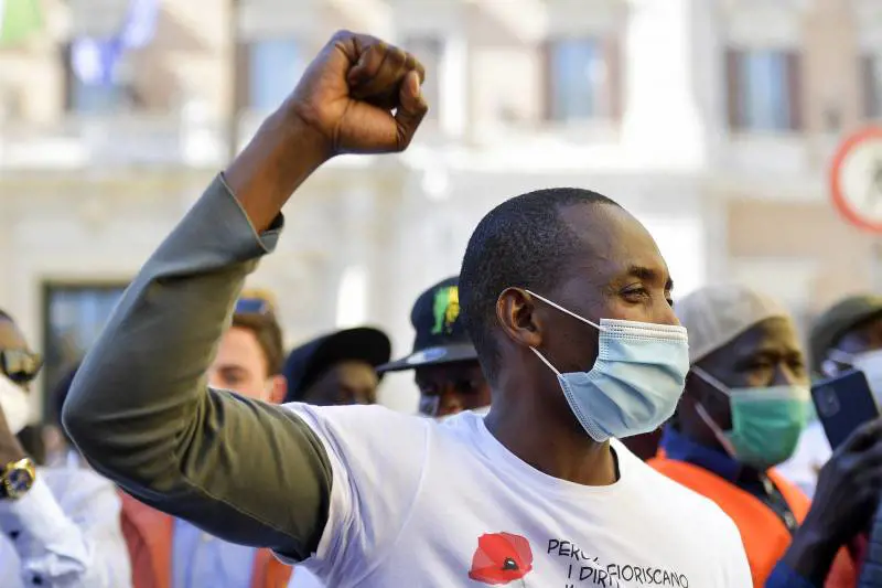 "Ci hanno anche maltrattati". Le accuse alle coop legate a Soumahoro
