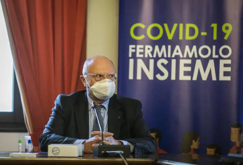 "Lei è il Davigo dei virologi". Così Vespa asfalta Galli