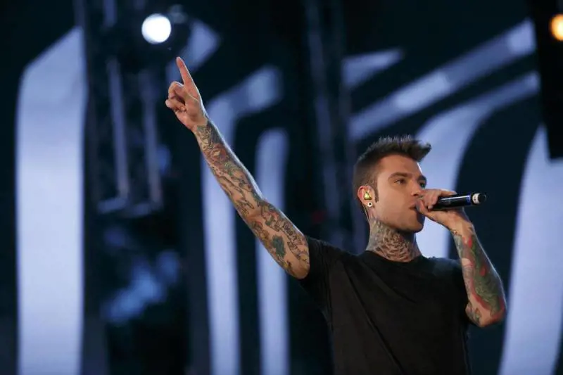 "Fedez manda 3 pagliacci alla Rai, offesa alle istituzioni". Riesplode il caso