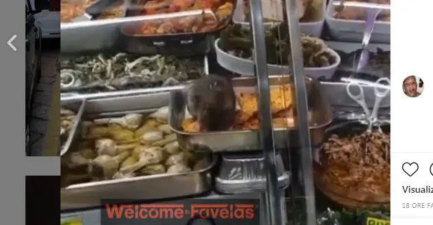 Il topo "pranza" al supermercato: il video choc a Roma