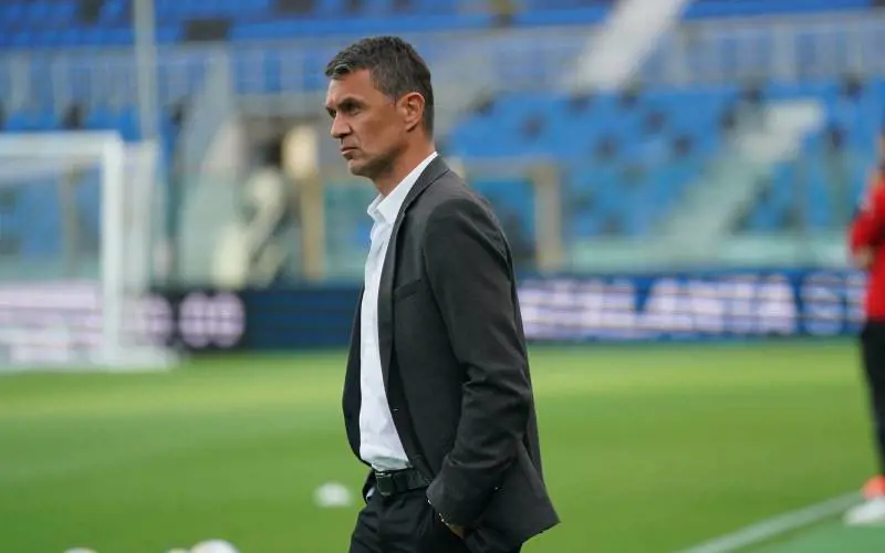 Maldini e l'applauso di tutto il tifo rossonero per come ha messo Gigio... alla porta