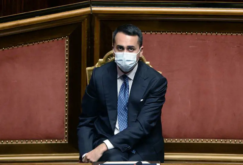 "Giggino" incassa i complimenti da destra e sinistra. Insorge la base 5s: "È un traditore"