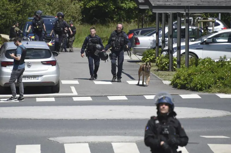 Francia, follia e Corano "Islamico radicalizzato" accoltella una poliziotta