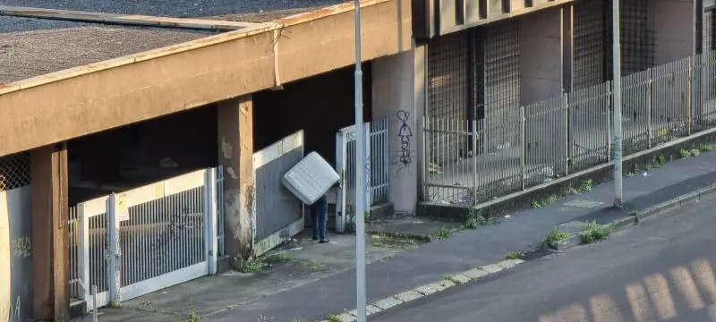 Il degrado di Milano: "I rom occupano con i materassi in spalla"