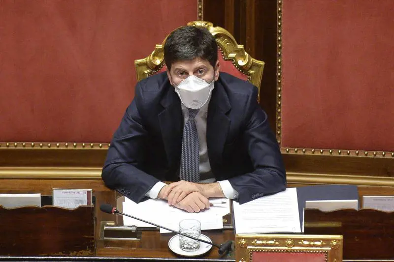 Immunizzato un italiano su 5. Le Regioni: "Ora più libertà". Ma Speranza le gela ancora