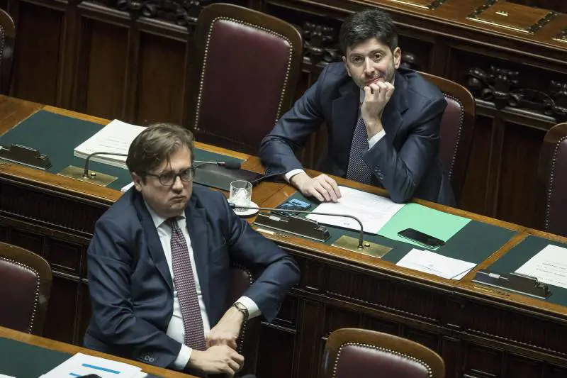 Il pasticcio dei 4 a tavola: scoppia la bufera al Ministero