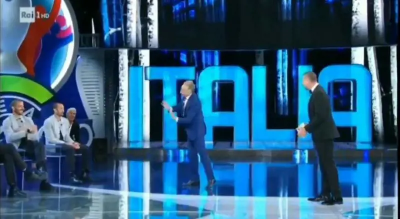 ''In Italia puoi buttarti a terra, in Europa...''. È gelo tra Bonolis e Chiellini
