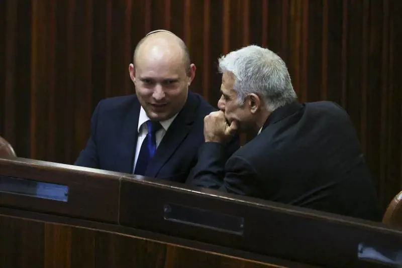 Lapid, Bennett e Abbas: nuovo governo d'Israele. Senza Bibi, con gli arabi
