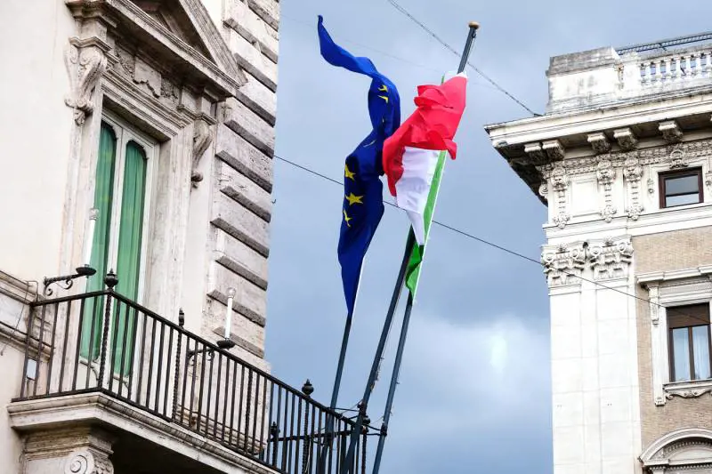 Le chat di fuoco sul ministro: "Quando lo sfiduciamo...?"