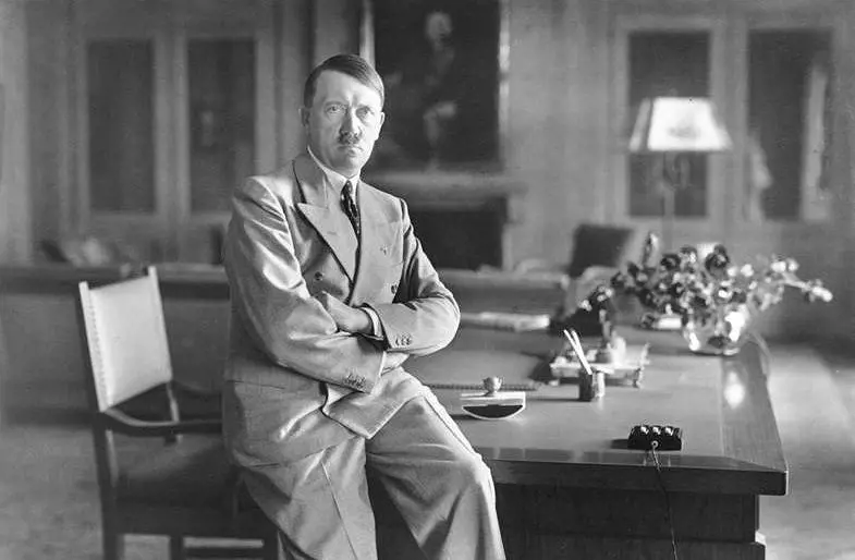Entra in classe "travestita da Hitler". Bufera in una scuola elementare