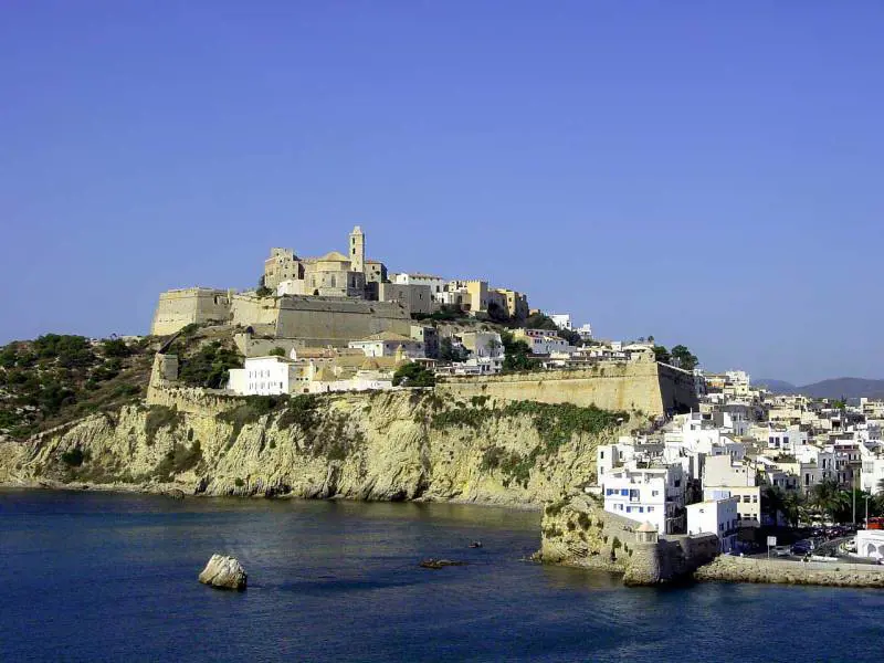 Sparatoria per gelosia a Ibiza: colpiti due italiani