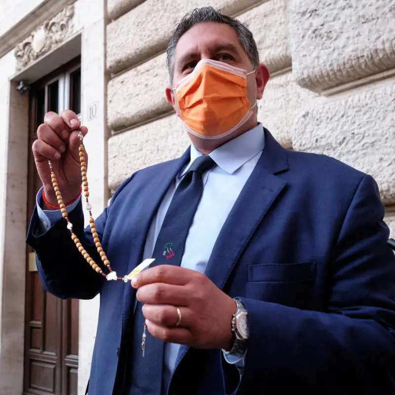 Le mosse di Toti per fare il gruppo al Senato: agganciarsi a "Idea" e reclutare 5s con Carelli