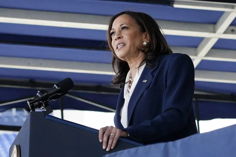 La prima volta di Kamala. "Stop ai baby-migranti"