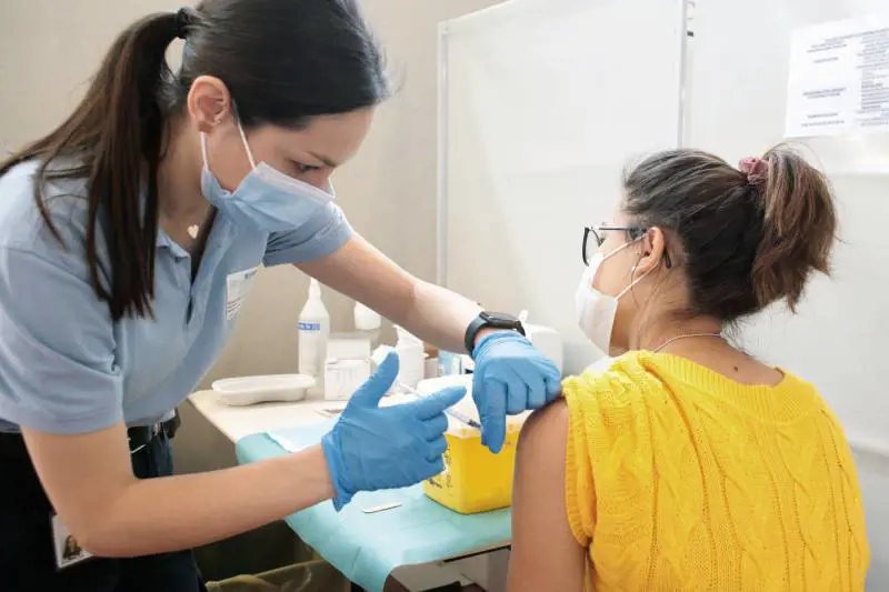 Caso AstraZeneca, in Lombardia per gli under 60 i richiami dal 17 giugno con altro vaccino