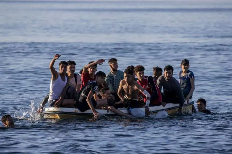 Ci scaricano i migranti, poi fuggono in taxi