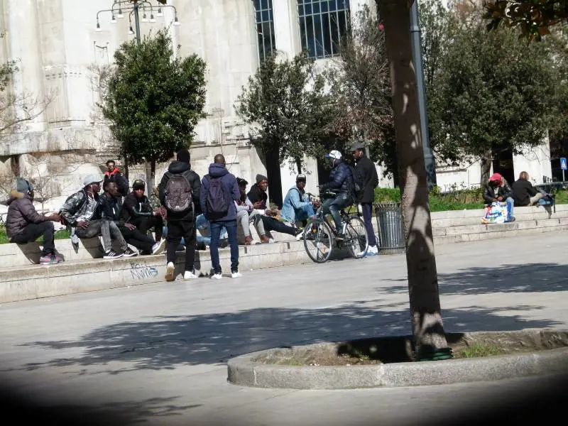 Fermano un furto ma vengono accoltellati: ancora caos a Milano