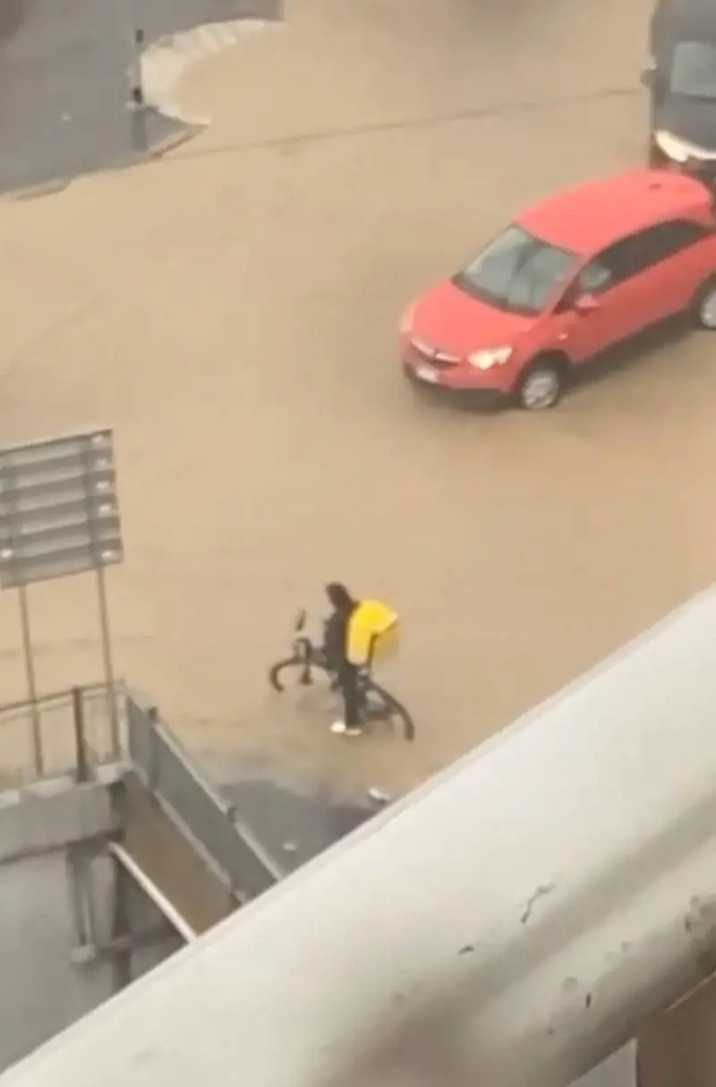 "Sala non fa manutenzioni": così Milano si allaga con un temporale