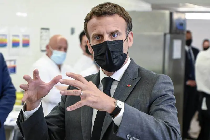 In Francia via l'obbligo di mascherine e il coprifuoco