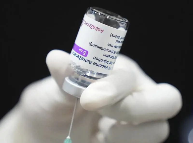 AstraZeneca, ora cambiano pure il bugiardino