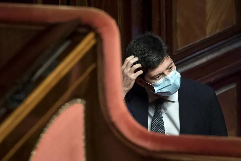 Brutale aggressione al filosofo che critica Speranza