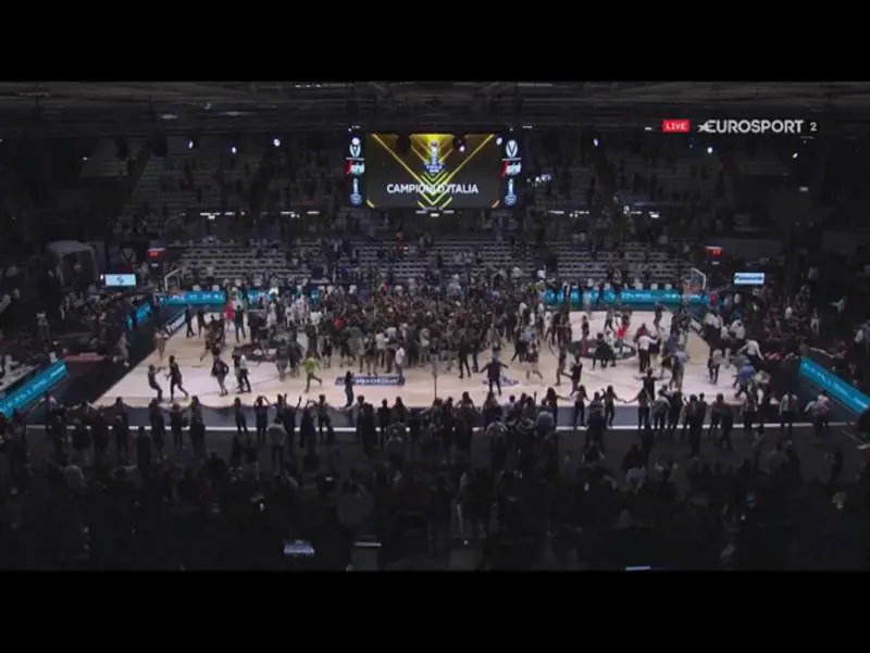 Bologna spoglia Armani. La Virtus vent'anni dopo torna regina del basket