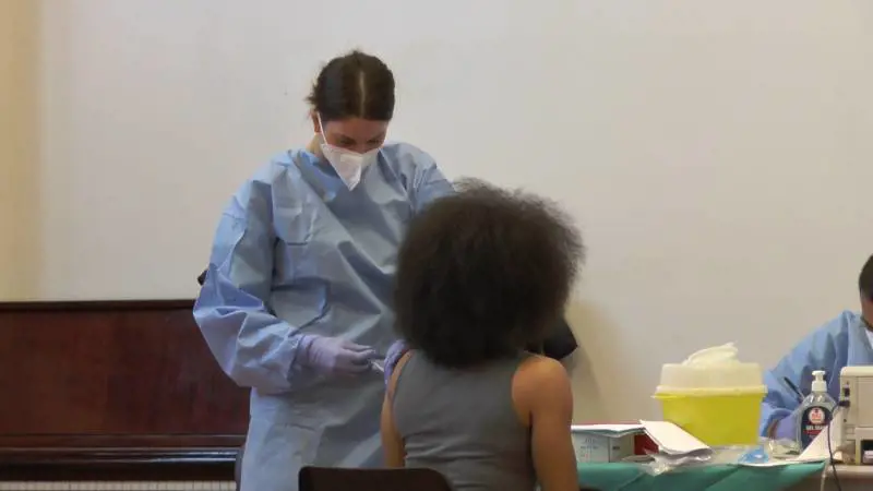 Vaccini, è caos. E Speranza chiama la Moratti: "Fate dosi eterologhe"