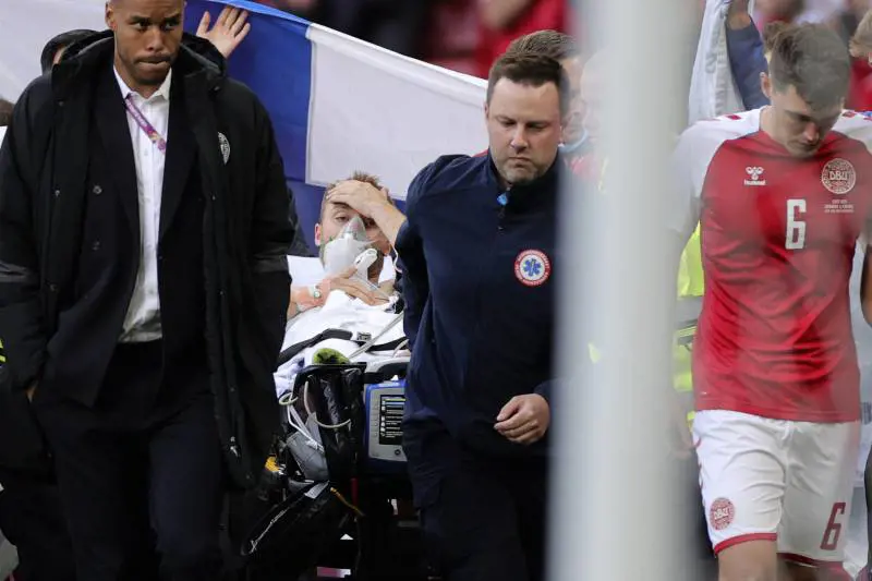 Paura agli Europei: Eriksen ha un arresto cardiaco. "Ora è sveglio". Riprende la partita