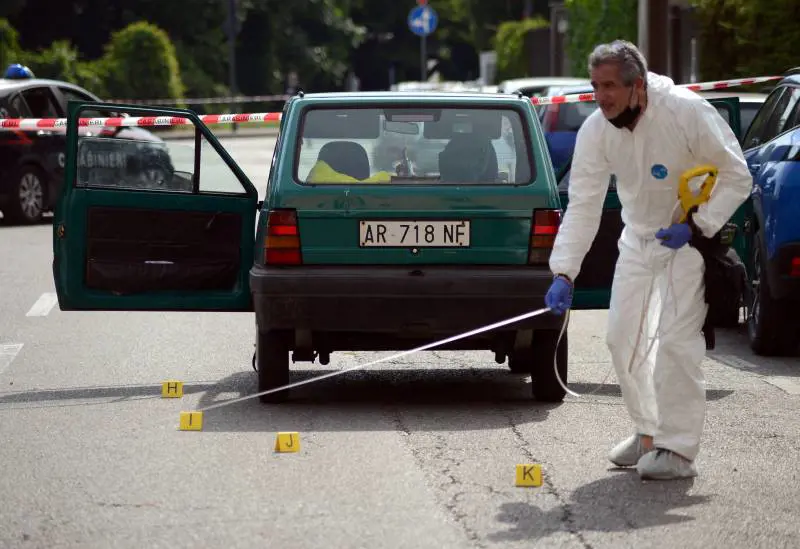 Lite di coppia in auto. Lei accoltella il marito: fermata per omicidio