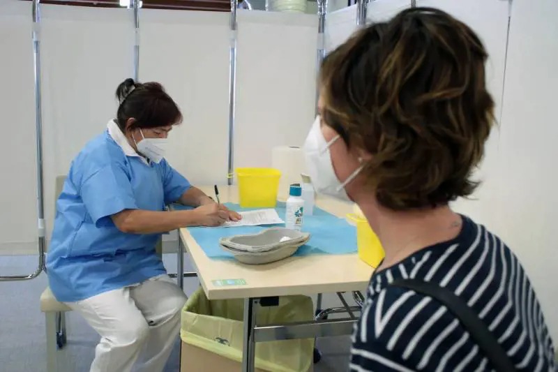Nuovo picco di contagi ma reinfezioni lievi. Londra lo dimostra: i vaccini funzionano
