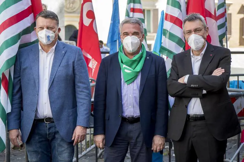 Licenziamenti, sindacati in piazza